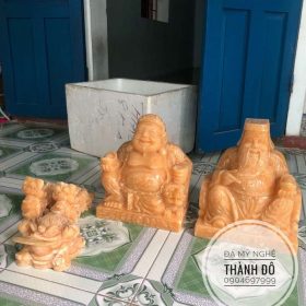 Bàn thờ Ông Địa Thần Tài thường được đặt thêm 1 cặp tỳ hưu và ông cóc 3 chân