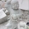 Tượng chú tiểu ngay thơ bằng đá