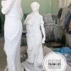 Tượng cô gái bằng đá trắng