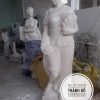 Tượng cô gái đá tự nhiên