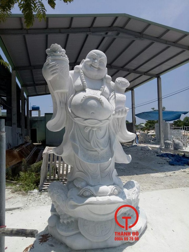 Tượng Phật Di Lặc cầm gậy như ý