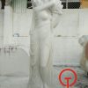 Tượng cô gái vác bình đá trắng