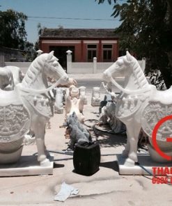 Tượng ngựa bằng đá nguyên khối