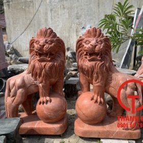 Tượng sư tử đá đỏ