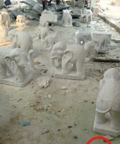Tượng voi đá tự nhiên
